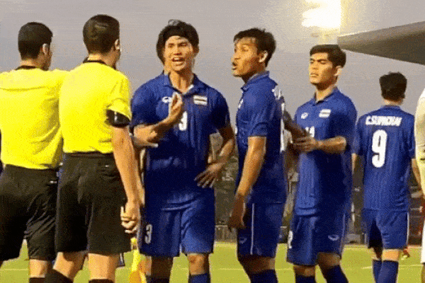 Clip: Chỉ vì cho U22 Việt Nam đá lại quả phạt đền, trọng tài chính bị các cầu thủ Thái Lan vây quanh tra khảo-1
