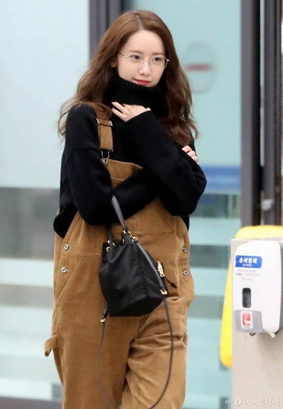 Cách hack tuổi siêu đỉnh của Yoona: Mặc quần yếm, đeo kính Nobita đáng yêu-1