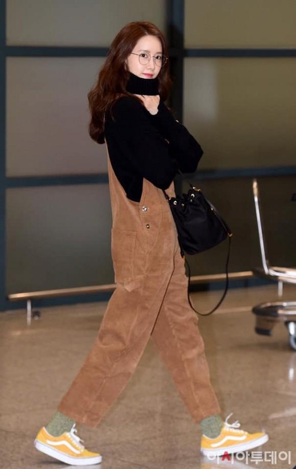 Cách hack tuổi siêu đỉnh của Yoona: Mặc quần yếm, đeo kính Nobita đáng yêu-5