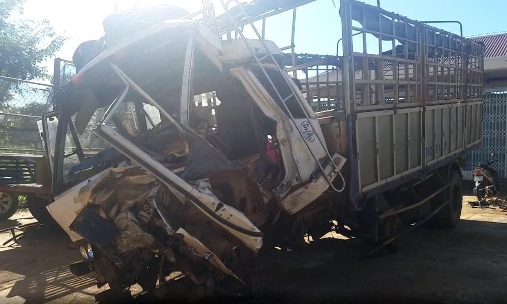 Xe bán tải đấu đầu ô tô tải, 3 người chết ở Gia Lai-3