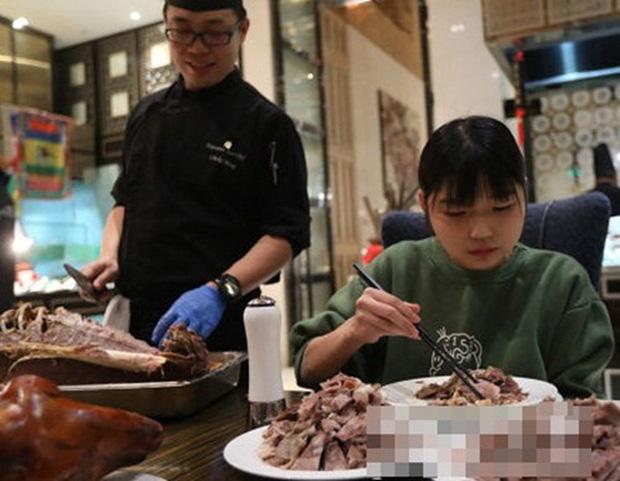 Ăn hết 6kg thịt bò và 15kg hải sản nhưng vẫn chưa no, cô gái bị hàng loạt nhà hàng buffet cấm cửa vĩnh viễn-1