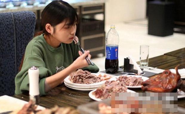 Ăn hết 6kg thịt bò và 15kg hải sản nhưng vẫn chưa no, cô gái bị hàng loạt nhà hàng buffet cấm cửa vĩnh viễn-2