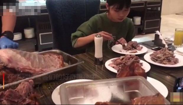 Ăn hết 6kg thịt bò và 15kg hải sản nhưng vẫn chưa no, cô gái bị hàng loạt nhà hàng buffet cấm cửa vĩnh viễn-3