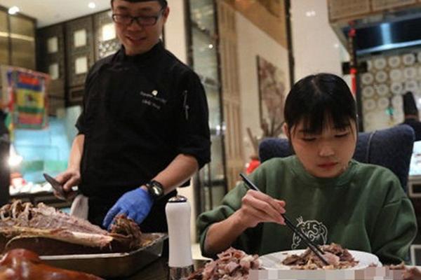 Ăn hết 6kg thịt bò và 15kg hải sản nhưng vẫn chưa no, cô gái bị hàng loạt nhà hàng buffet cấm cửa vĩnh viễn-4