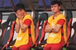 Xuất hiện hình ảnh Quang Hải ngồi ghế dự bị, ôm mặt đau đớn khi nhìn đồng đội bị Thái Lan dẫn bàn