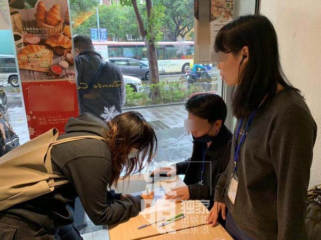 Người hâm mộ ngã quỵ khi viếng Cao Dĩ Tường-4