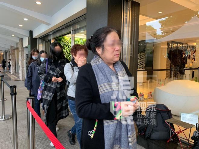 Người hâm mộ ngã quỵ khi viếng Cao Dĩ Tường-1