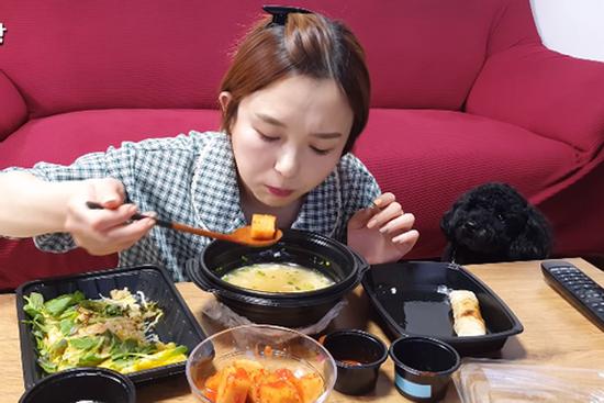 Trải nghiệm ăn phở trộn cơm và kim chi Hàn Quốc