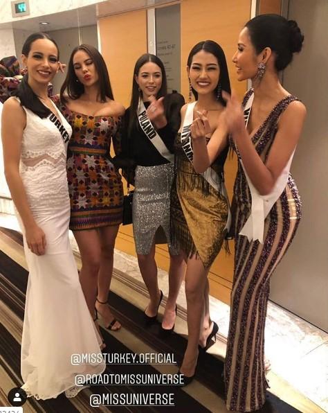 Miss Universe 2019 ngày thứ 8: Hoàng Thùy thay tới 4 bộ đồ mà vẫn có người chịu chơi không kém-1