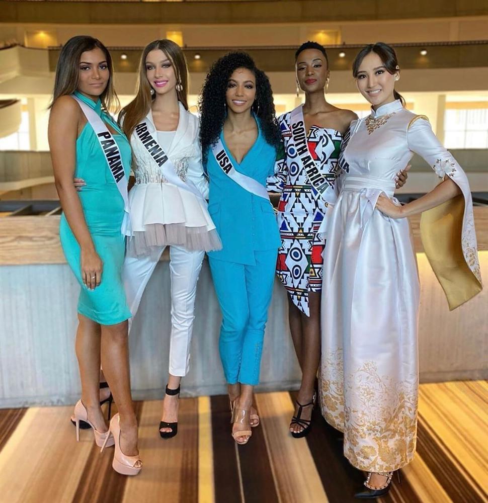 Miss Universe 2019 ngày thứ 8: Hoàng Thùy thay tới 4 bộ đồ mà vẫn có người chịu chơi không kém-18