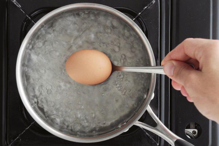 Thêm một bước đơn giản, trứng luộc xong sẽ mềm ngon, bóc vỏ dễ như trở bàn tay-2