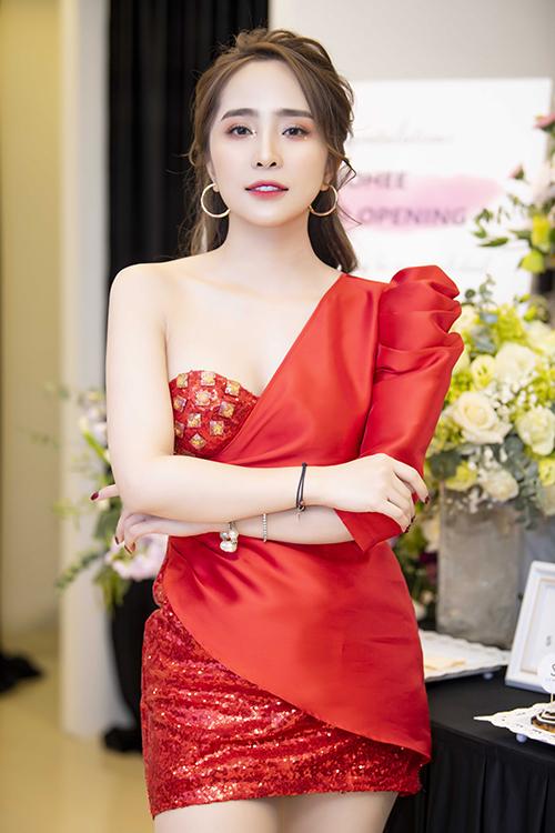 Quỳnh Nga: Tôi không cần áo độn sau khi nâng ngực thêm 15 cm-1