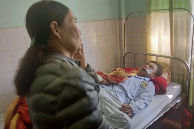 Va chạm với ô tô, 2 người chết, 1 người nguy kịch ở Phú Thọ-2