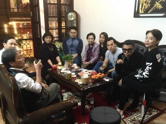 Hình ảnh Tóc Tiên thân thiết chụp ảnh cùng gia đình bạn trai Hoàng Touliver gây chú ý-2