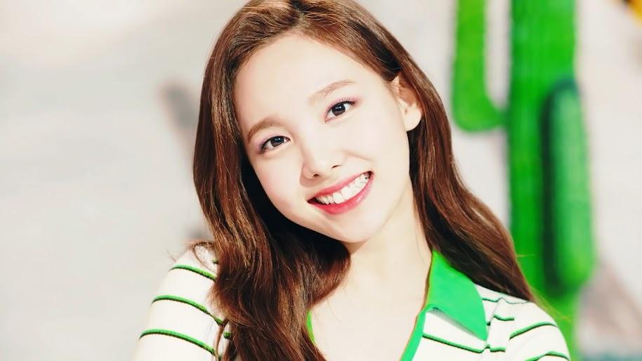 Nayeon (TWICE): Nayeon là chị cả của TWICE nhưng lại khiến không ít người nhầm lẫn cô là em út nhờ gương mặt 