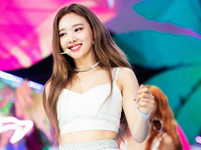 Nayeon cũng thường xuyên tận dụng đặc điểm ấn tượng này để trở nên thu hút hơn trong mỗi khuôn hình. Thậm chí, cô nàng còn được ví như “vitamin” bởi gương mặt tươi tắn khiến người xem như được tiếp thêm năng lượng.