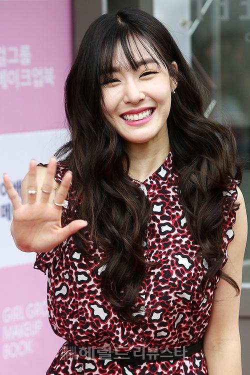 Tiffany (SNSD): Nhắc đến Tiffany của nhóm nhạc huyền thoại SNSD, người hâm mộ chắc chắn không thể quên giọng hát đầy nội lực cùng đôi mắt cười cuốn hút của cô. Chính đôi mắt “biết nói” này đã tô điểm cho nụ cười của Tiffany, giúp cô luôn nổi bật, rạng rỡ và biến hoá được nhiều phong cách khác nhau.