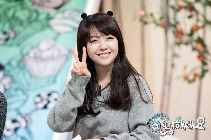 Minah (Girl's Day): Minah sở hữu đôi mắt cười tuyệt đẹp. Vẻ đẹp của cô được nhiều người chú ý nhờ vào nét tươi sáng, rạng rỡ, dễ tạo thiện cảm.