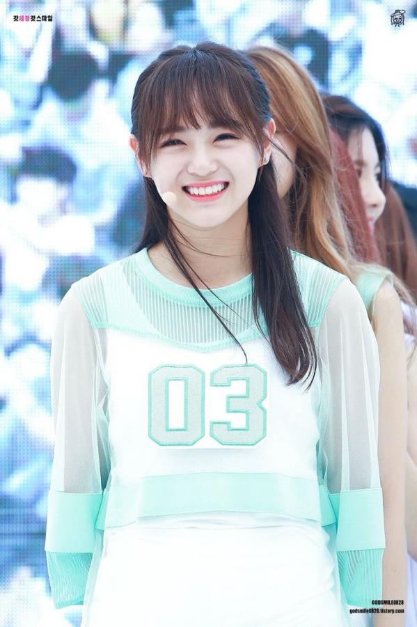 Sejeong (Gugudan): Sở hữu tính cách hài hước, nhắng nhít và rất vui vẻ nên Sejeong nhận được nhiều thiện cảm từ công chúng. Nụ cười tươi hơn hoa của cô chắc chắn khiến mọi người đều cảm thấy vui vẻ và muốn bắt chuyện ngay với cô nàng ngay lần đầu gặp mặt.