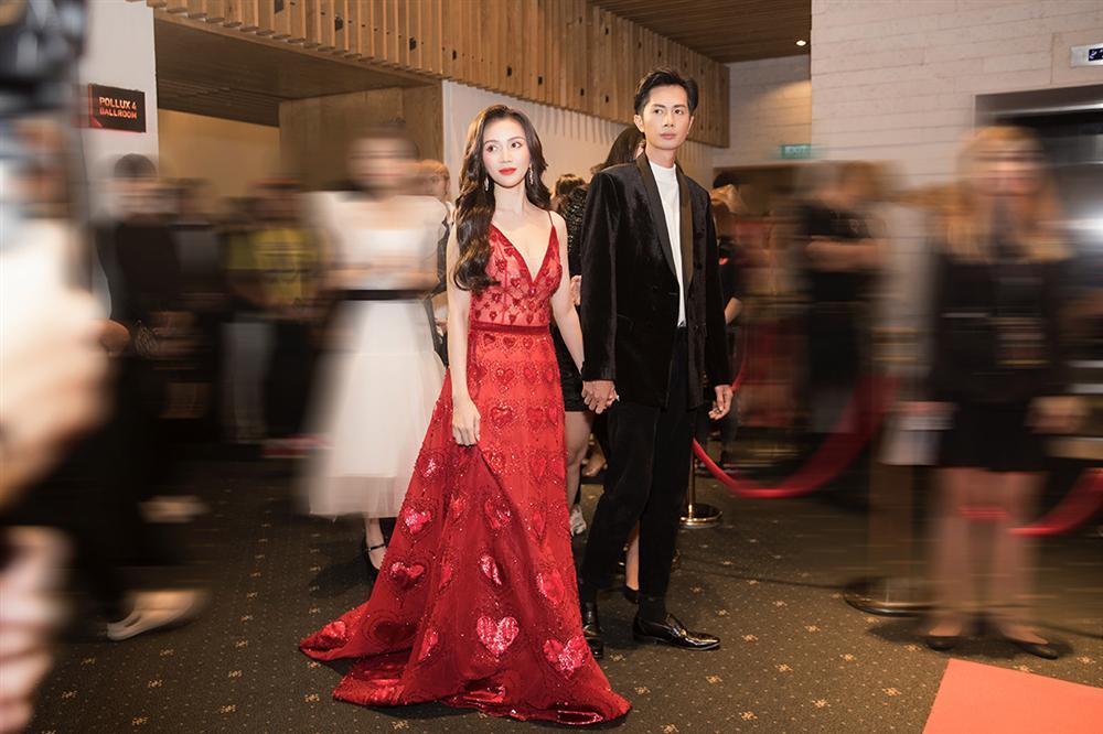 Diện váy dài quét đất, Sĩ Thanh suýt gặp sự cố trên thảm đỏ-4