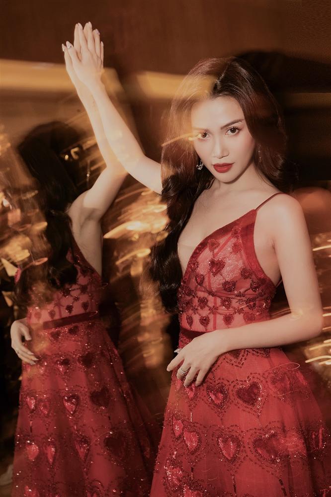 Diện váy dài quét đất, Sĩ Thanh suýt gặp sự cố trên thảm đỏ-5