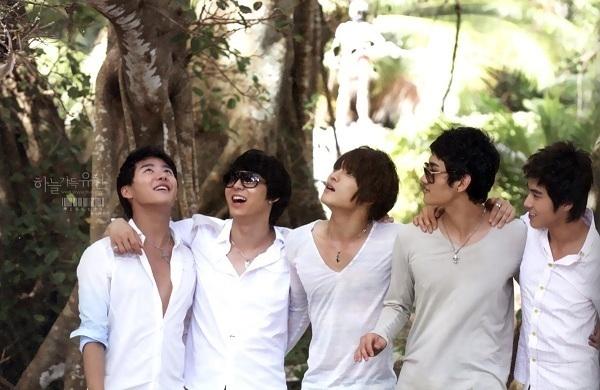 Để có được thành công như hiện nay, TVXQ! đã phải bước đi từ con số 0 tại thị trường âm nhạc Nhật Bản. Là một nhóm nhạc nổi tiếng tại quê nhà nhưng tại xứ sở mặt trời mọc, những đêm diễn đầu tiên của TVXQ! có chưa đến 100 fan, thậm chí, họ còn từng phải nhảy trên bậc cầu thang trước thềm tòa nhà. TVXQ! tan rã khi nhóm đang ở trên đỉnh cao của sự nghiệp nhưng khi tách ra thành hai nhóm TVXQ! và JYJ, họ vẫn là những nghệ sĩ có doanh thu đứng top đầu tại đất nước này. Không chỉ vậy, TVXQ! còn tạo nên kỷ lục Guinness là nghệ sĩ Hàn có số lượng người hâm mộ lớn nhất thế giới với 800,000 thành viên vào năm 2008.