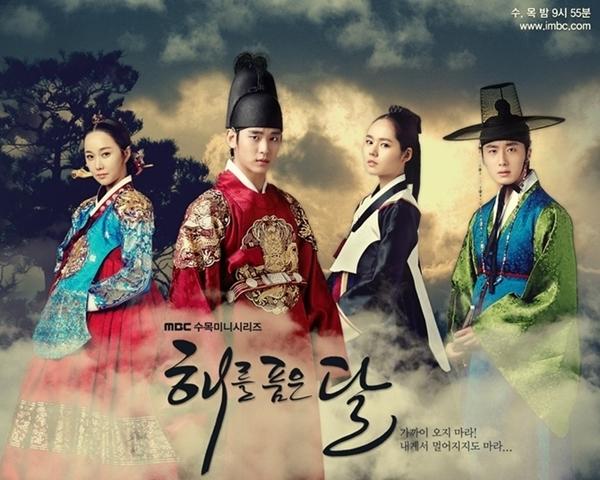 2. Moon Embracing the Sun (2012)

Thể loại: Cổ trang, lãng mạn

Nội dung: Chuyện tình cảm động giữa vị quốc vương hư cấu Lee Hwon (Kim Soo Hyun) và nữ pháp sư Wol (Han Ga In).