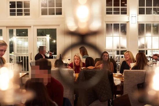 Phát hiện chồng ngoại tình nhờ đọc review quán ăn