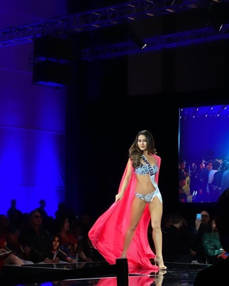 Hoàng Thùy thi bán kết Miss Universe 2019: Chào sân ấn tượng, diễn bikini an toàn, bùng nổ với dạ hội-14