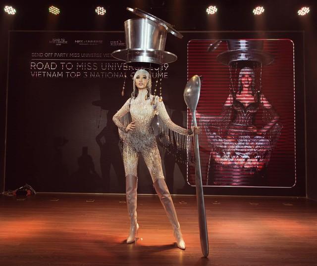 Top 10 quốc phục chất khỏi bàn chỉ có ở Miss Universe 2019: Hoàng Thùy trình diễn cafe phin xuất sắc-1