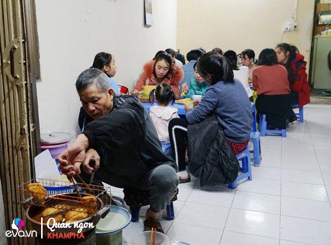 Quán bánh rán mặn 28 năm chỉ đun bằng bếp dầu hiếm thấy của cặp vợ chồng già Vĩnh Hồ-2