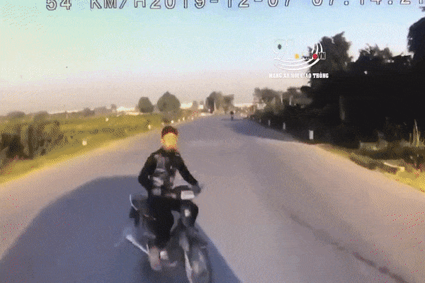 Clip: Băng cắt qua đường, thanh niên bị xe tải đâm ngã văng xuống đất