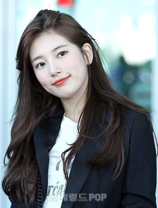 Suzy đã quyên góp 15 triệu won (khoảng 12.600 USD) cho các gia đình có hoàn cảnh khó khăn. Nữ diễn viên được khen ngợi nhờ thường xuyên thực hiện nghĩa cử cao đẹp. Cô từng quyên góp 100 triệu won cho các nạn nhân của vụ cháy rừng ở tỉnh Gangwon, 100 triệu won cho các trẻ em mắc bệnh nan y,.....