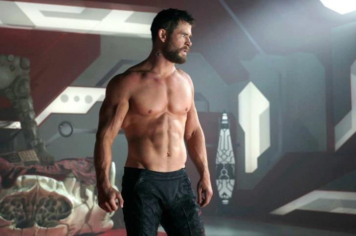 Dù sở hữu body cuốn hút, Chris Hemsworth không thích khoe thân quá nhiều trước ống kính. Vì vậy, anh khó chịu vì phải cởi đồ trong Thor: The Dark World. Hemsworth đã cố gắng thuyết phục đạo diễn cho mặc áo nhưng không được chấp thuận. Điều tương tự cũng xảy ra trên phim trường Thor: Ragnarok.