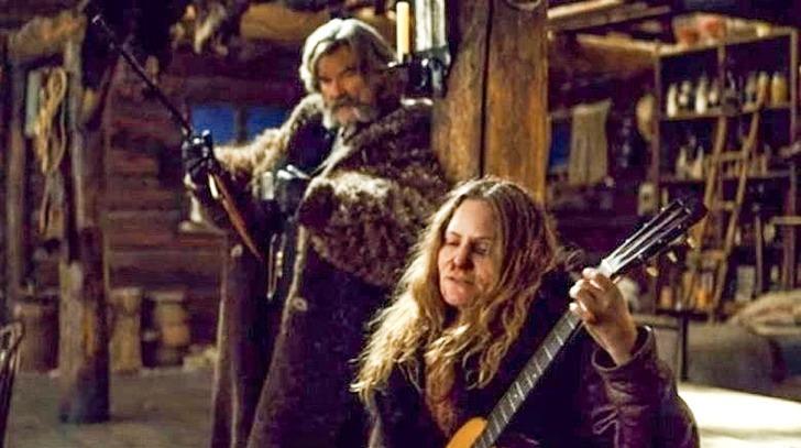 Trong The Hateful Eight của đạo diễn Quentin Tarantino, có một cảnh nhân vật của Kurt Russell hất tung cây guitar khiến nó vỡ vụn. Russell không biết cây đàn có giá trị lên tới 40.000 USD. Nam diễn viên cho biết anh rất xấu hổ vì làm vậy.