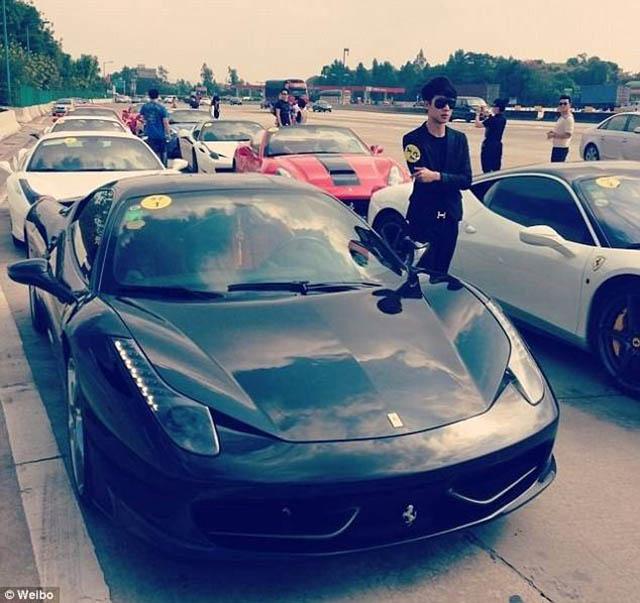 Việc sở hữu vài chiếc siêu xe Ferrari và lựa chọn hôm nay lái xe màu gì là điều quá bình thường đối với các "rich kid" Trung Quốc.