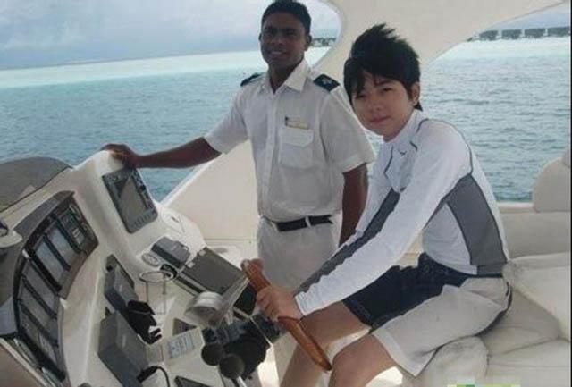 Một đứa trẻ đang học lái chiếc du thuyền sang trọng trước khi chúng có thể lái xe.