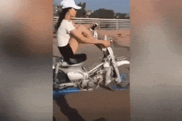 Clip: 'Hết vía' nhìn hotgirl dùng đôi chân xăm trổ để lái xe, tay lướt điện thoại