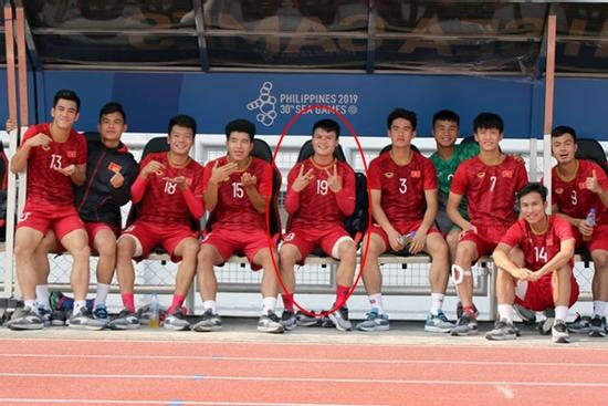 Trước trận bán kết với U22 Campuchia, Quang Hải mỉm cười đưa tay tạo dáng cute, dự báo đêm nay U22 Việt Nam thắng đậm?