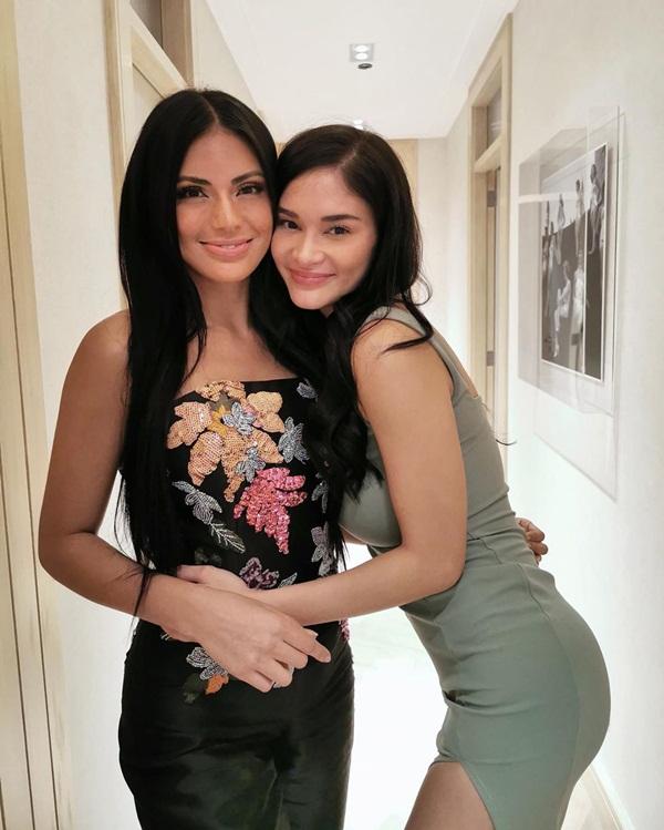 Hoa hậu Hoàn vũ 2015 - Pia Wurtzbach (Philippines) đăng ảnh chụp cùng đàn em đồng hương Gazini Ganados - người đang thi đấu tại Hoa hậu Hoàn vũ 2019. Pia cổ động tinh thần Gazini, và mong đàn em sẽ mang vinh quang về cho đất nước.