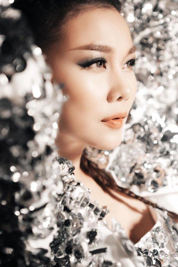 Mải mê chấm thi Hoa hậu Hoàn vũ, Thanh Hằng rụng mất... 2 hàng lông mi-6