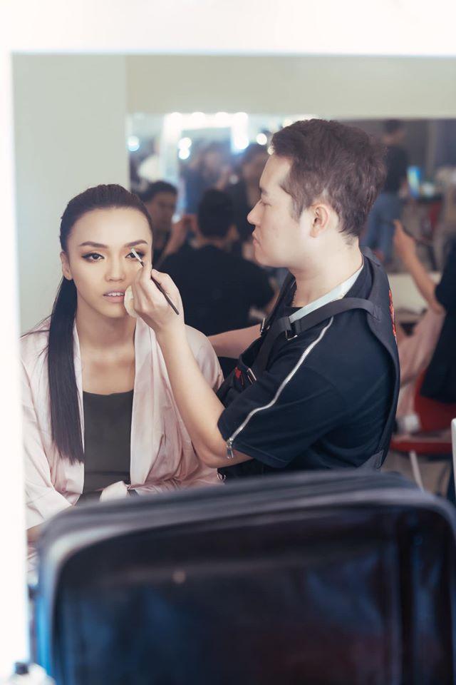 Các thí sinh make-up lỹ lưỡng trong hậu trường-3