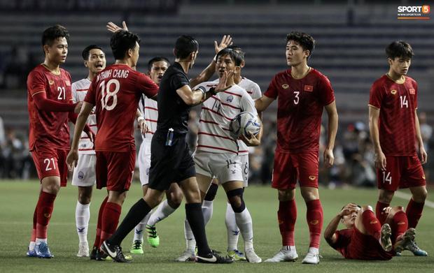 Trọng Hoàng liên tiếp bị phạm lỗi thô bạo, cả 2 đầu gối đều bật máu-2