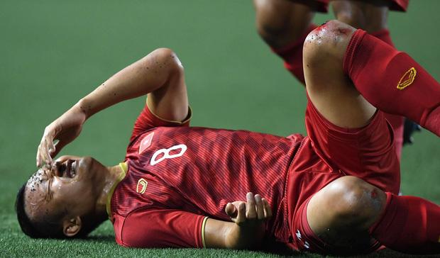 Trọng Hoàng liên tiếp bị phạm lỗi thô bạo, cả 2 đầu gối đều bật máu-1