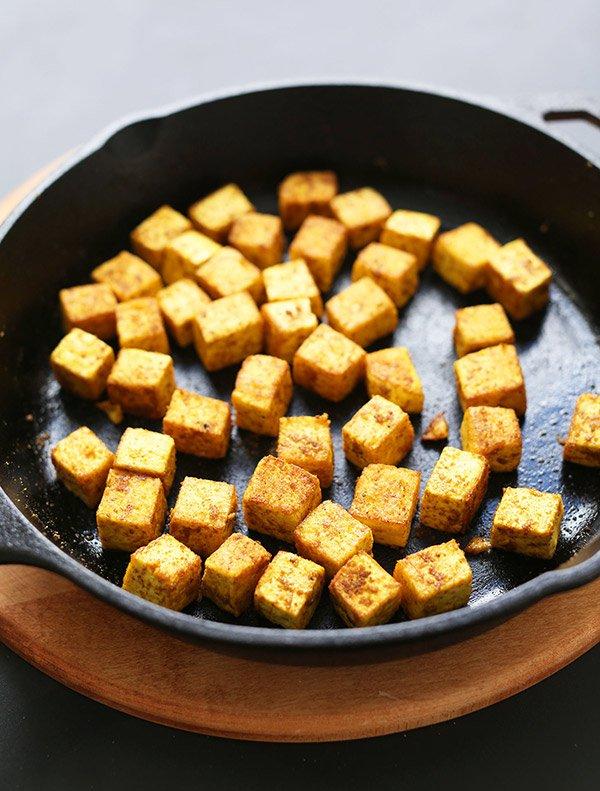 Bị mẹ chồng thử tài, con dâu ra tay rán đậu vàng giòn, không dính chảo nhờ chiêu bí mật-1