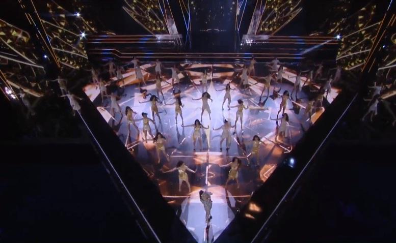 45 thí sinh đồng diễn mở màn cùng ca sĩ Thu Minh-3