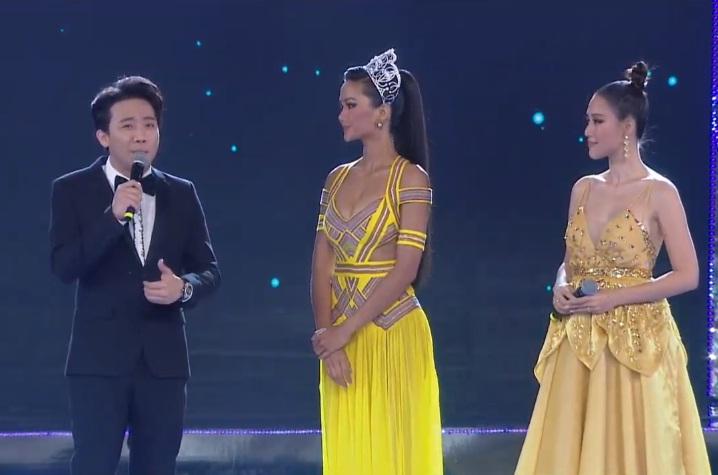 Đương kim hoa hậu HHen Niê xuất hiện trên sân khấu giao lưu-1