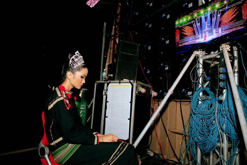 HHen Niê bật khóc, mặc trang phục Ê Đê và đi chân trần trước thời khắc trao vương miện-1