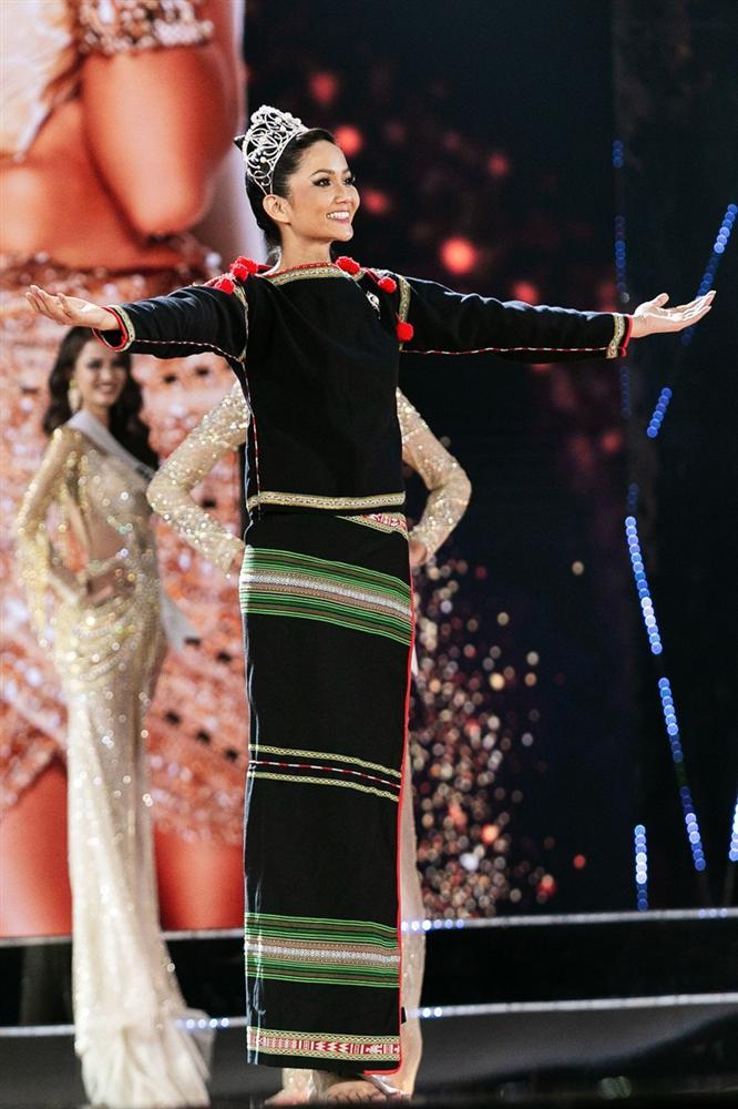 HHen Niê bật khóc, mặc trang phục Ê Đê và đi chân trần trước thời khắc trao vương miện-8