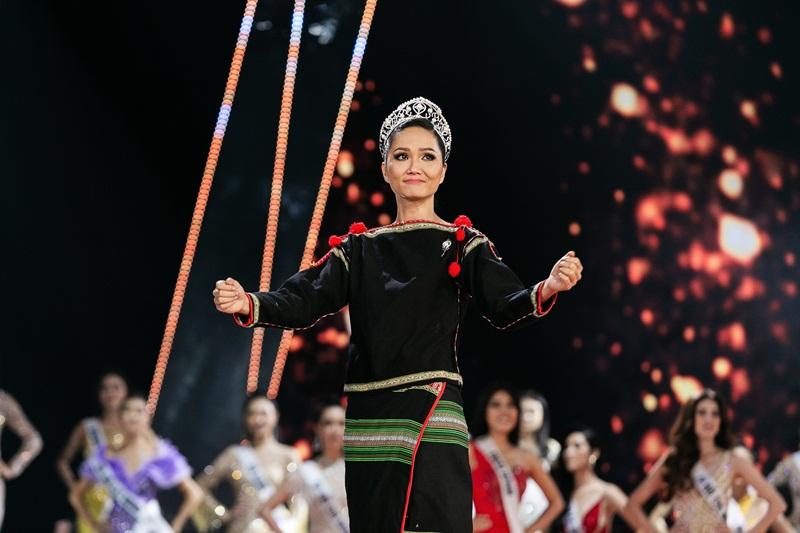 HHen Niê bật khóc, mặc trang phục Ê Đê và đi chân trần trước thời khắc trao vương miện-7